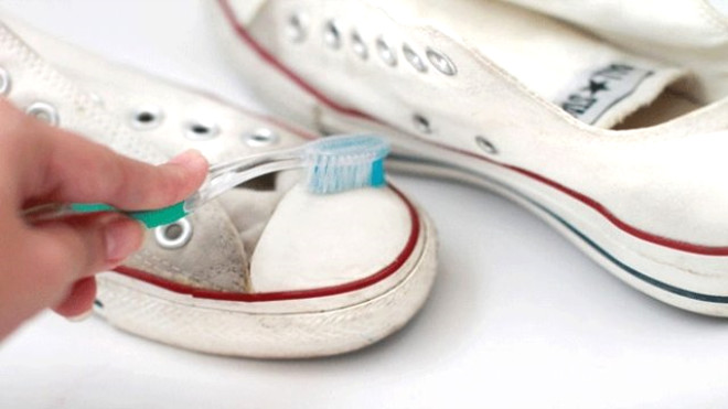 diş macunuyla ayakkabı temizlemek
